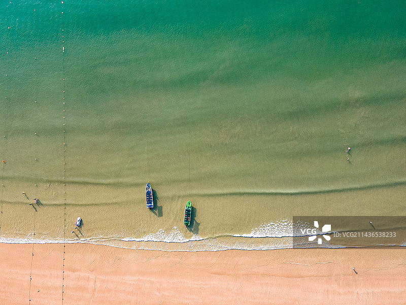 航拍夏日阳光下的沙滩，海浪，游艇和人群图片素材
