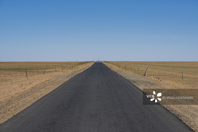 蓝天下平直的草原草甸公路图片素材