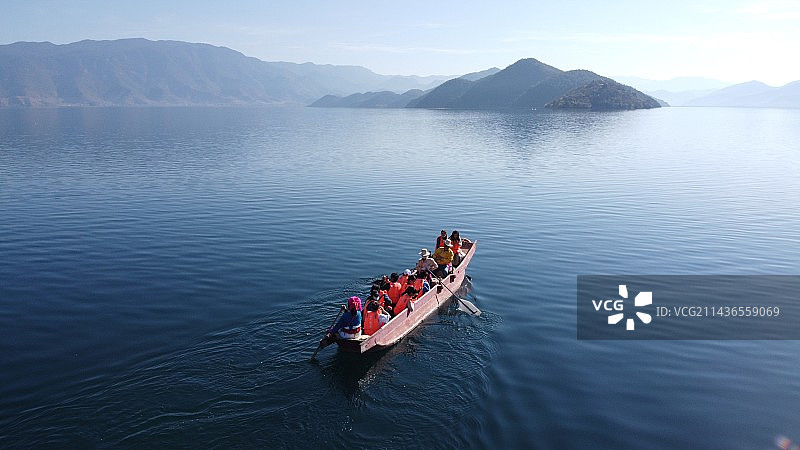 海上船上人的高角度视角图片素材