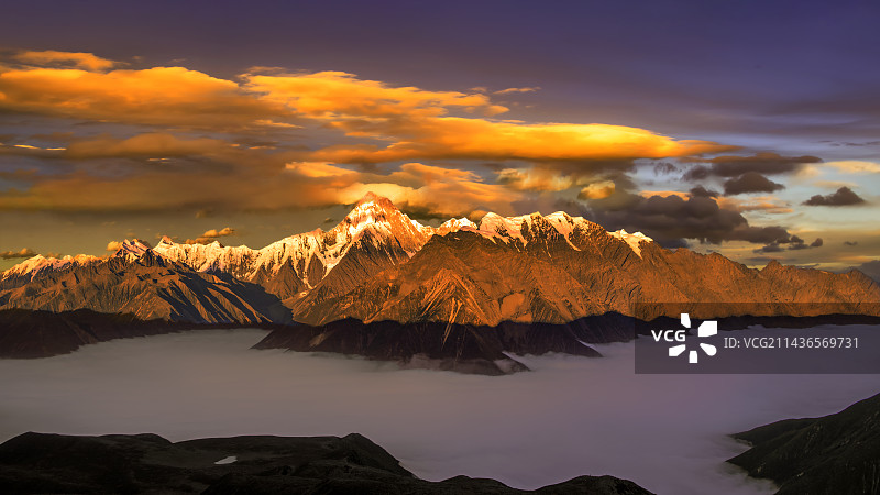川西甘孜子梅垭口雾漫云涌日照贡嘎金山图片素材
