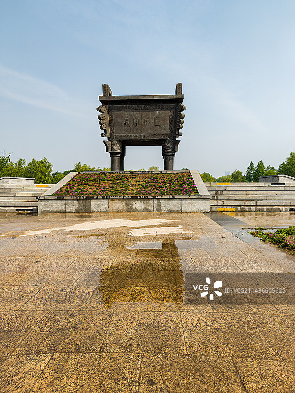 鲜花绿树背景映衬中的山东济宁太白湖风景区宝鼎广场图片素材