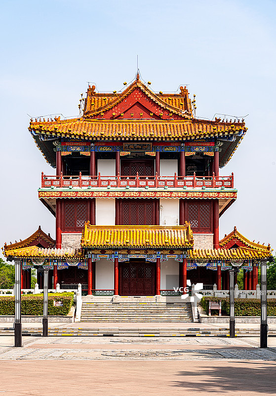纯净天空下的山东济宁太白湖旅游风景区北湖阁建筑景观图片素材