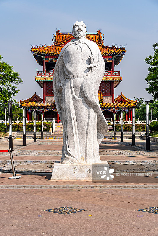 纯净蓝天下的山东济宁太白湖旅游风景区北湖阁李白塑像建筑景观图片素材