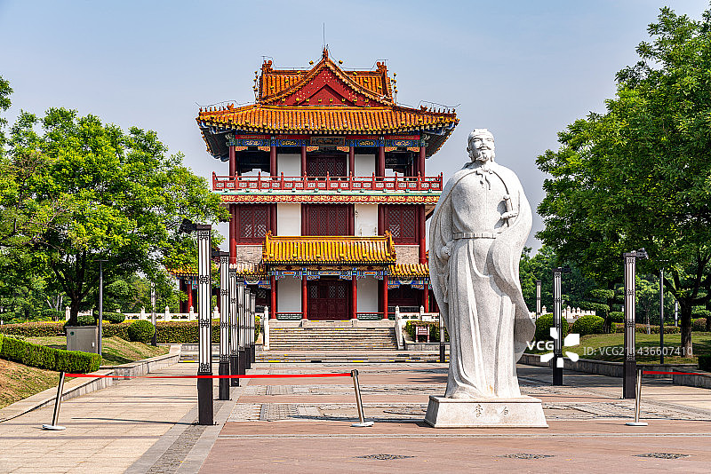 纯净蓝天下的山东济宁太白湖旅游风景区北湖阁李白塑像建筑景观图片素材