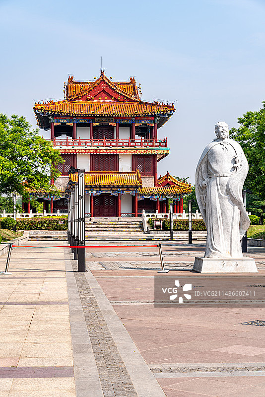 纯净蓝天下的山东济宁太白湖旅游风景区北湖阁李白塑像建筑景观图片素材