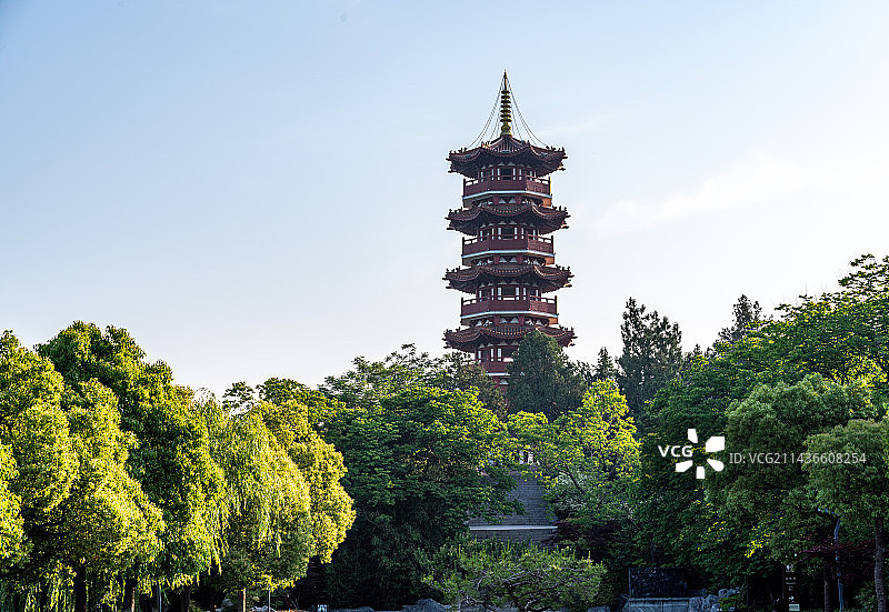 夏日清晨雾色中的江苏徐州云龙湖风景区金山公园苏公塔历史建筑景观图片素材