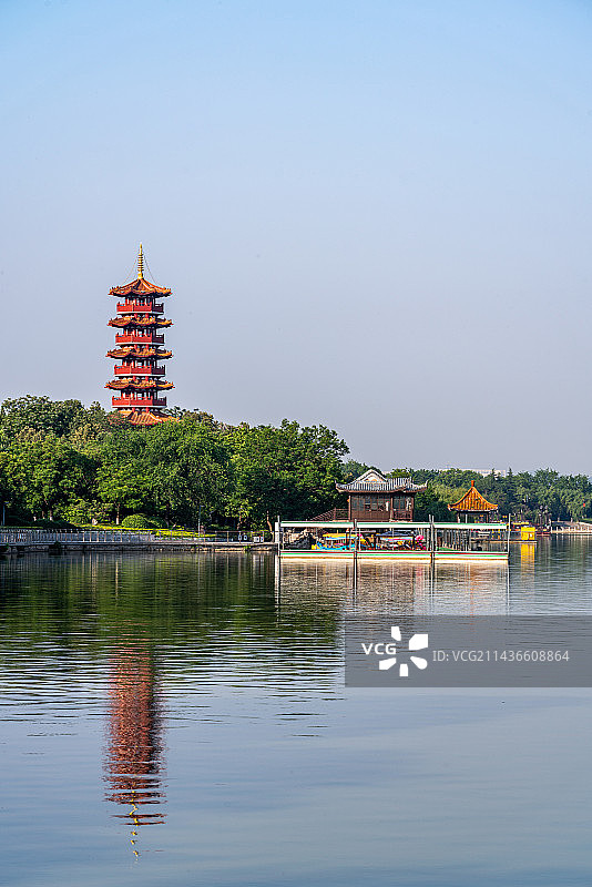 夏日清晨雾色中的江苏徐州云龙湖风景区金山公园苏公塔建筑倒影景观图片素材