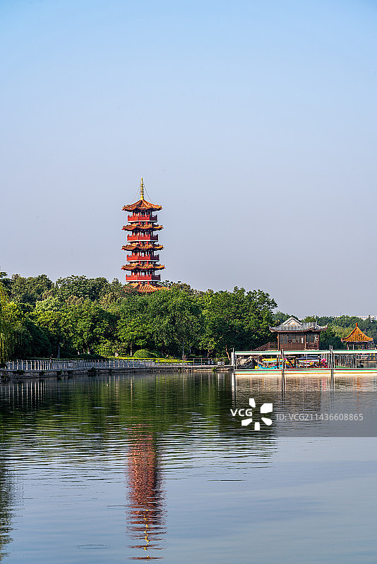 夏日清晨雾色中的江苏徐州云龙湖风景区金山公园苏公塔建筑倒影景观图片素材