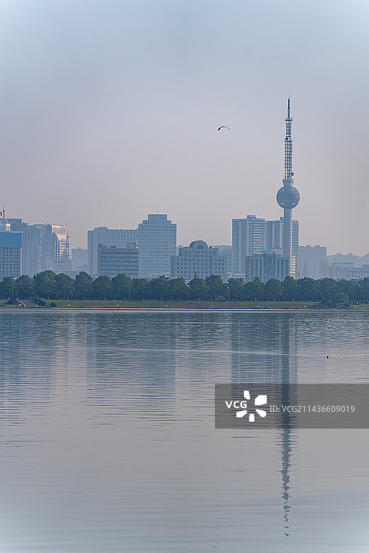 雾色中的江苏徐州云龙湖风景区徐州广播电视塔徐州城市倒影景观图片素材