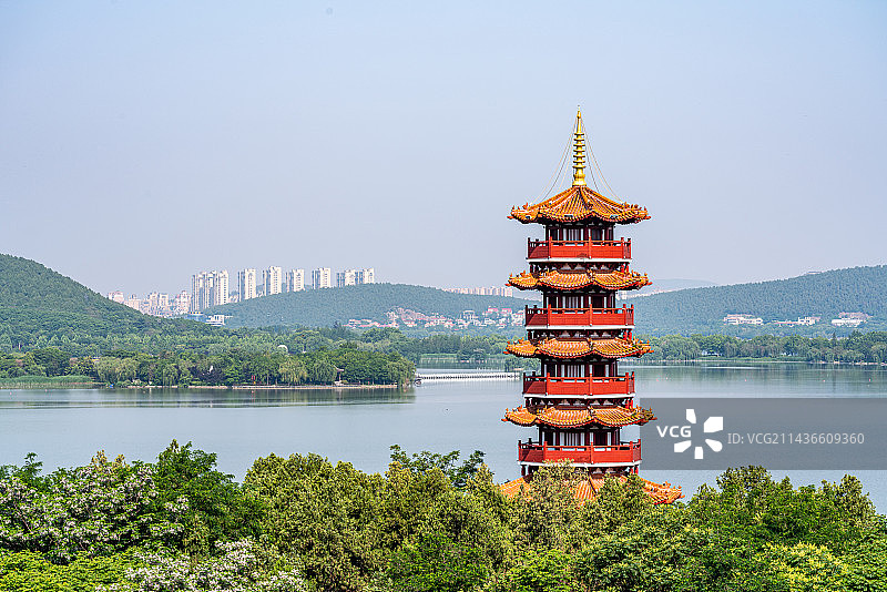 夏日绿树蓝天背景映衬中的江苏徐州云龙山云龙湖风景区苏公塔徐州城市建筑都市风景自然山东建筑景观图片素材