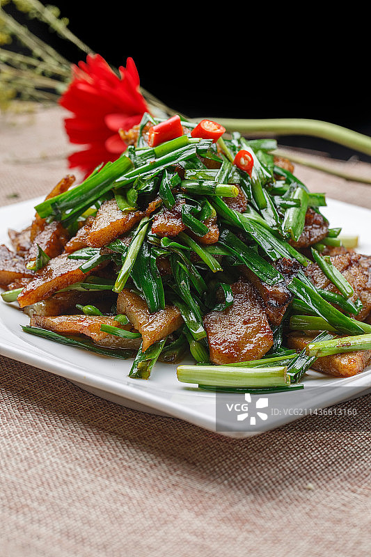 白色瓷盘装的韭菜炒粉饹馇图片素材