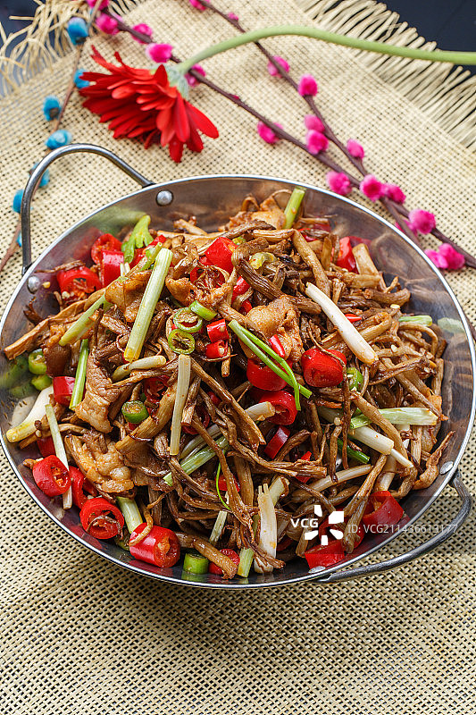 黑铁锅装的鲜椒茶树菇图片素材