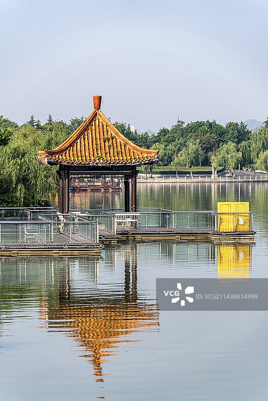 江苏徐州云龙山云龙湖风景区金山公园圆梦亭建筑倒影景观图片素材