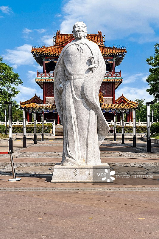 纯净蓝天白云绿树背景映衬中的山东济宁太白湖旅游风景区北湖河建筑景观与李白塑像图片素材