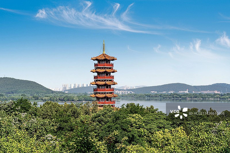 纯净蓝天白云绿树背景映衬中的江苏徐州云龙山云龙湖风景区金山公园苏公塔建筑景观图片素材