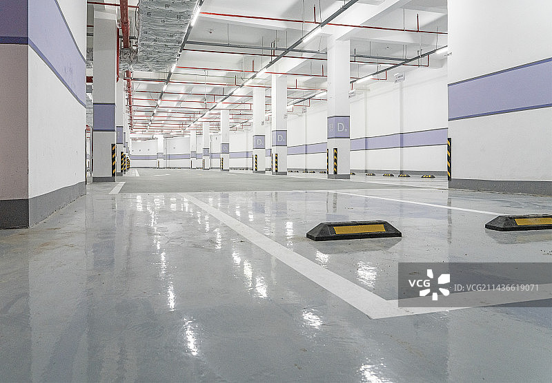 新建小区地下车库，环氧树脂地面图片素材