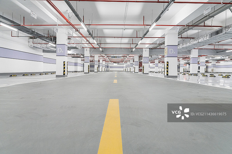 新建小区地下车库，环氧树脂地面图片素材