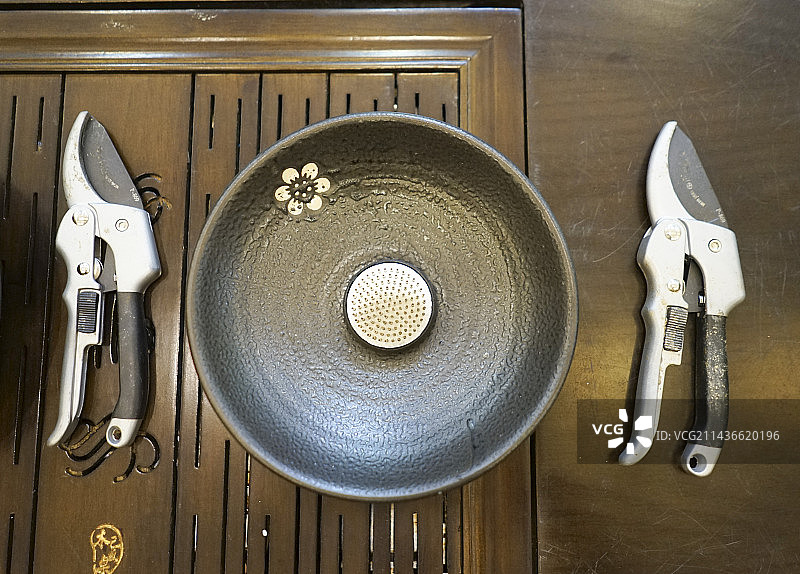 中国中式插花生活方式拍摄主题，插花休闲娱乐活动，插花用的工具剪刀钳子，室内无人图像摄影图片素材