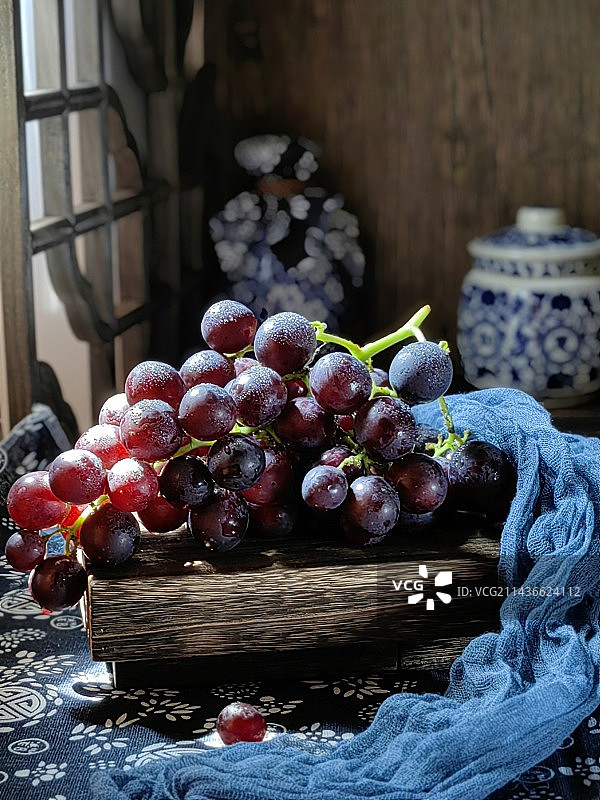 桌子上的巨峰葡萄图片素材