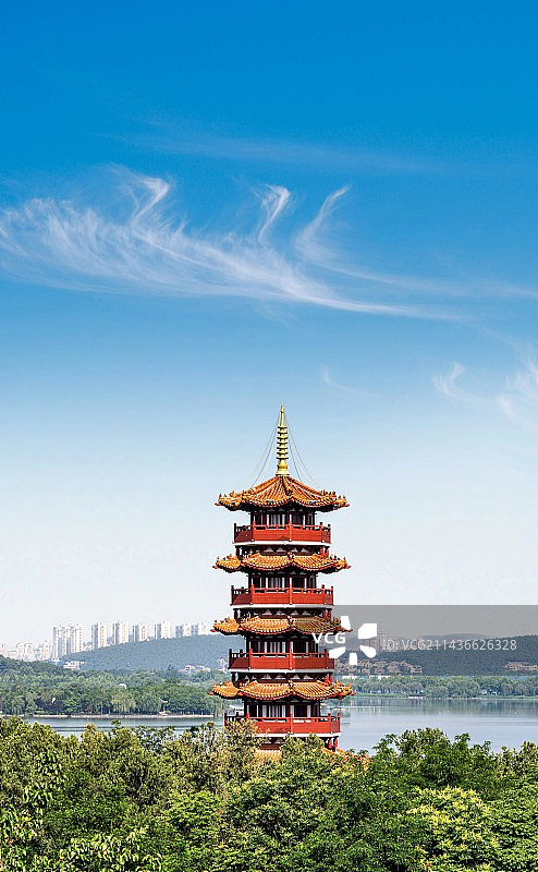 蓝天白云绿树碧水映衬中的江苏徐州云龙山云龙湖风景区苏公塔建筑景观与徐州城市建筑风光图片素材