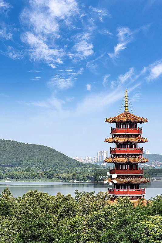 晴朗天气纯净蓝天白云绿树碧水环绕映衬中的江苏徐州云龙山云龙湖风景区自然景观与徐州城市建筑风光图片素材