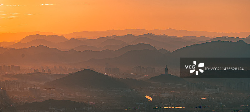 大雾尖远眺绍兴塔山图片素材