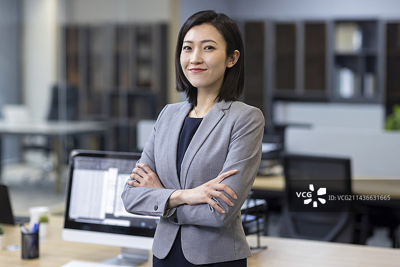 Portrait of cheerful Chinese businesswoman in office图片素材