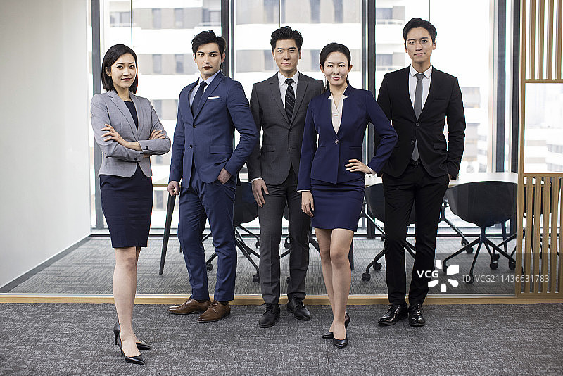 Portrait of confident Chinese business people图片素材