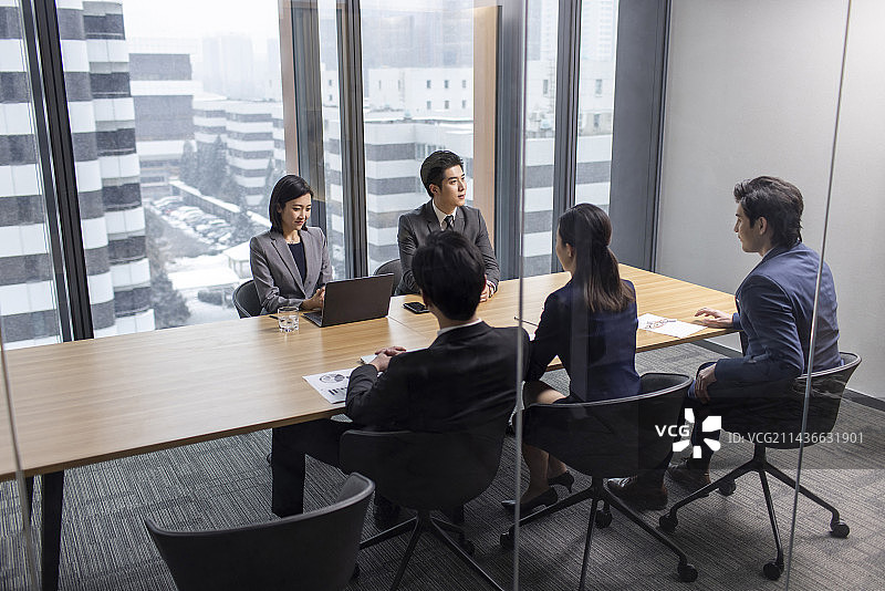 自信的中国商界人士开会图片素材