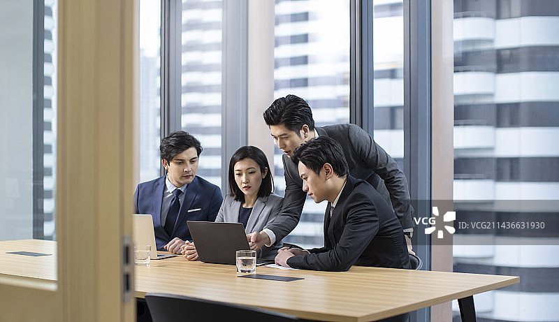 自信的中国商界人士开会图片素材