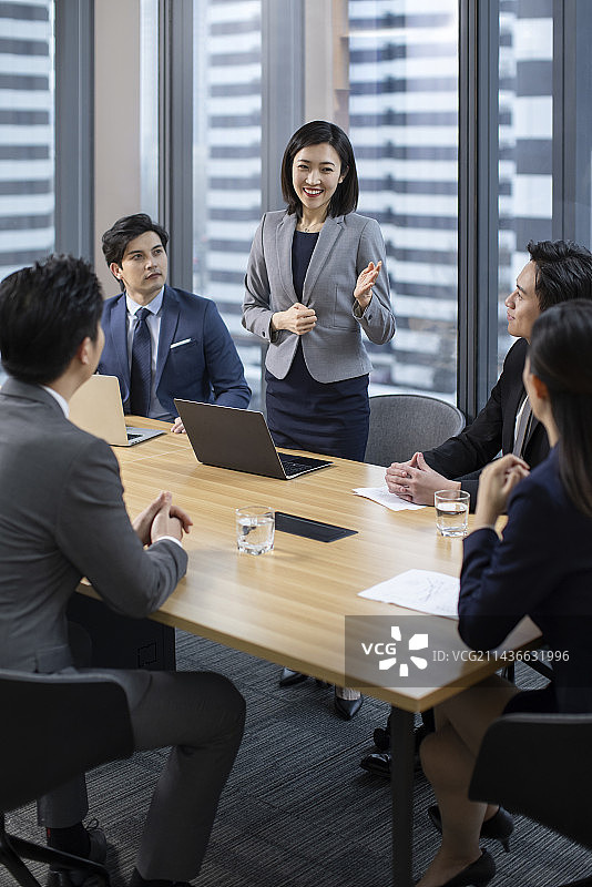 自信的中国商界人士开会图片素材