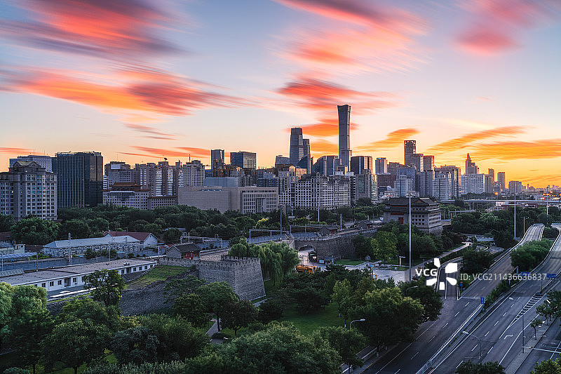 北京明城墙和北京中信大厦国贸CBD朝霞图片素材