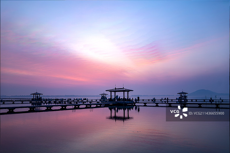 武汉东湖听涛泳池朝霞日出图片素材