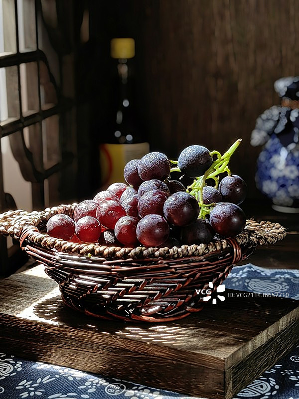 桌面上篮子里的巨峰葡萄图片素材