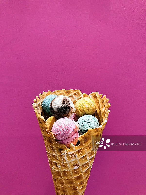 彩色背景下冰淇淋筒的特写镜头图片素材