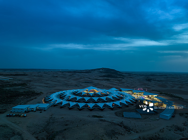 响沙湾沙漠莲花酒店夜景，沙漠建筑图片素材