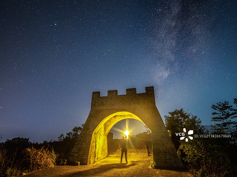 长城   古城下的星空银河图片素材