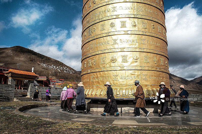 转山转水转佛塔图片素材