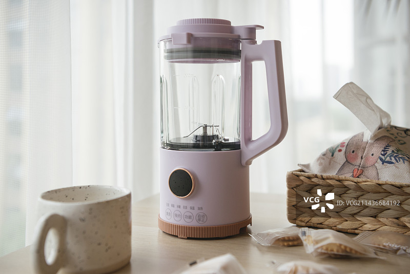 家里桌子上的杯子和电水壶特写镜头图片素材