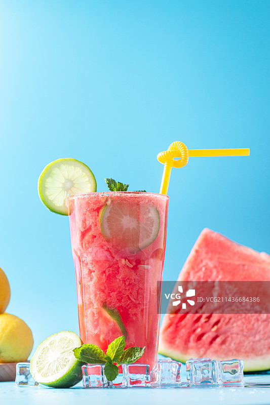 蓝色背景中一杯西瓜柠檬茶图片素材
