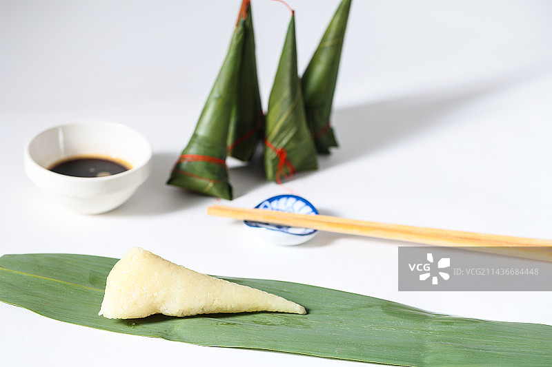 浙江民俗婴儿周岁红绳长寿粽图片素材