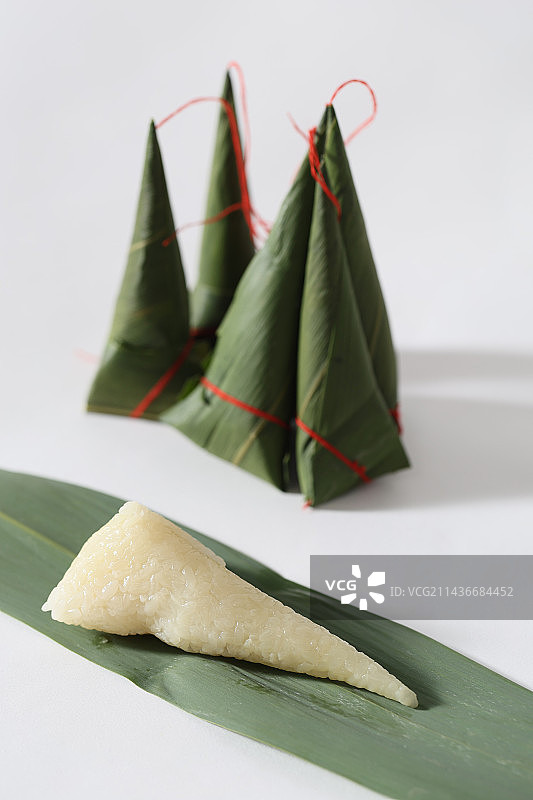 浙江民俗婴儿周岁红绳长寿粽图片素材