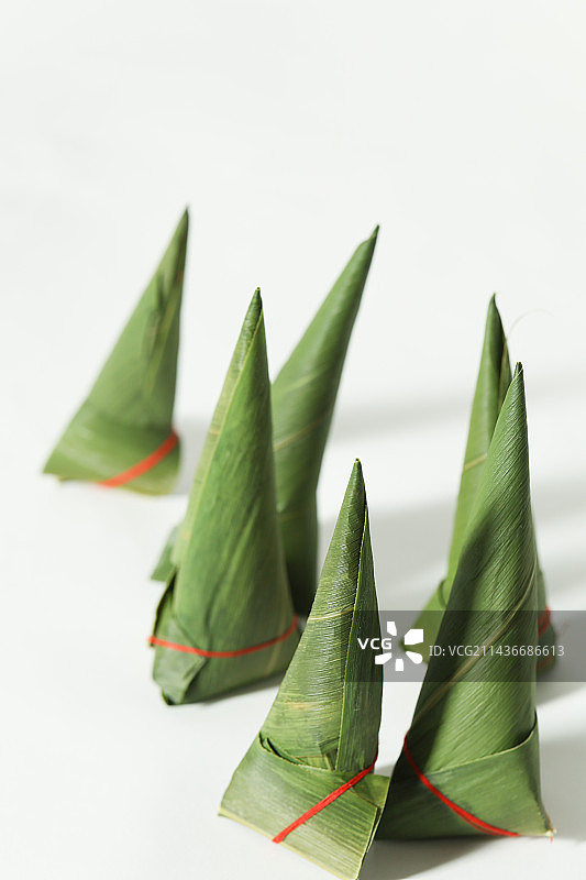 浙江特色婴儿周岁红绳长寿粽三角粽图片素材