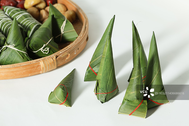 浙江特色婴儿周岁红绳长寿粽三角粽图片素材