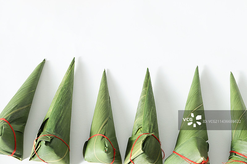 浙江特色婴儿周岁红绳长寿粽三角粽图片素材