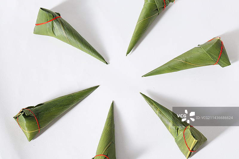 浙江特色婴儿周岁红绳长寿粽三角粽图片素材