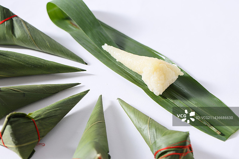 浙江特色婴儿周岁红绳长寿粽三角粽图片素材