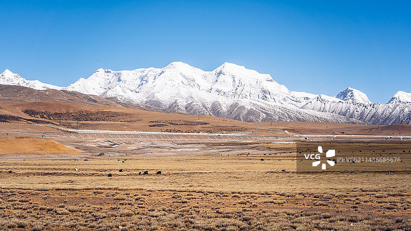 念青唐古拉山和纳木措相依相伴图片素材