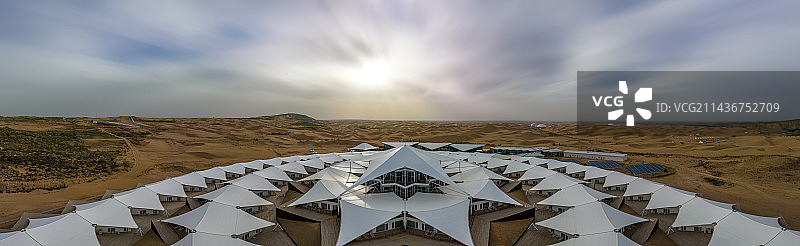 多云的天空衬托着沙漠的景色，响沙湾沙漠莲花酒店图片素材