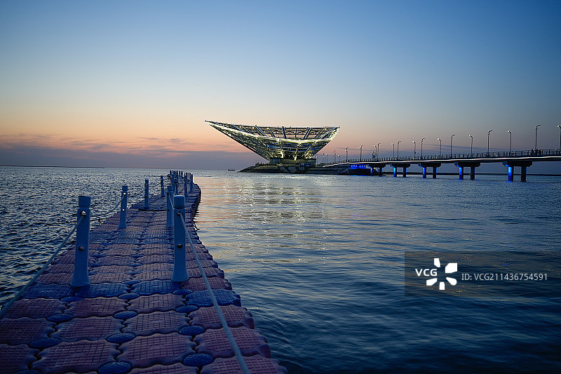 海上的蓝调时刻图片素材